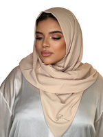 Cargar imagen en el visor de la galería, PINKISH TAN CLASSIC LUXURY MEDINA SILK HIJAB | BELA FAZANI
