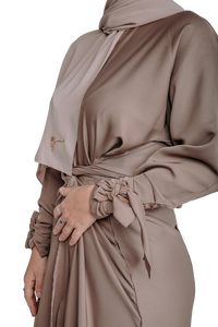 ABAYA DRAPÉ TAUPE SIGNATURE | BELA FAZANI