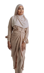 Charger l&#39;image dans la galerie, ABAYA DRAPÉ BEIGE SIGNATURE | BELA FAZANI
